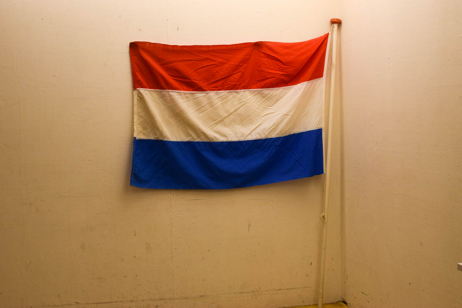 Vlaggenstok met Nederlandse vlag 49232