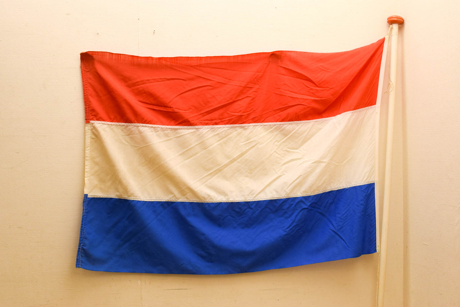 Alternative view of Vlaggenstok met Nederlandse vlag 49232