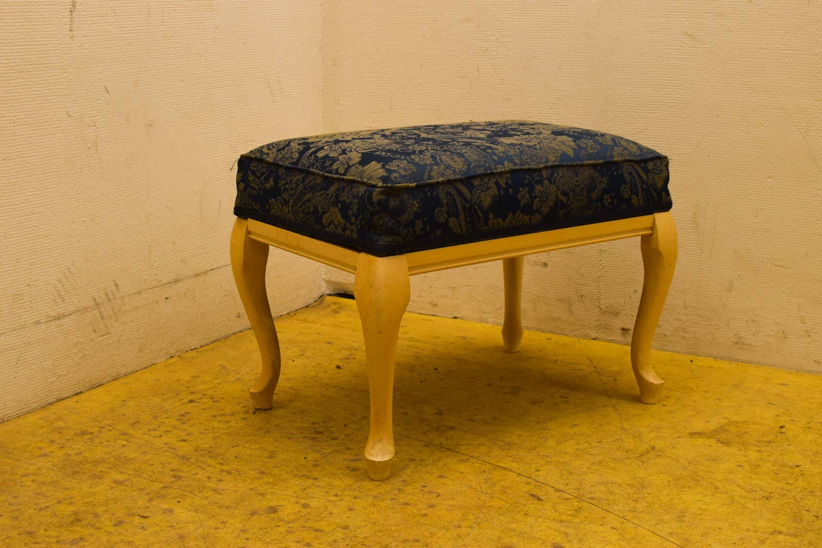 Alternative view of Voetenbankje  49280