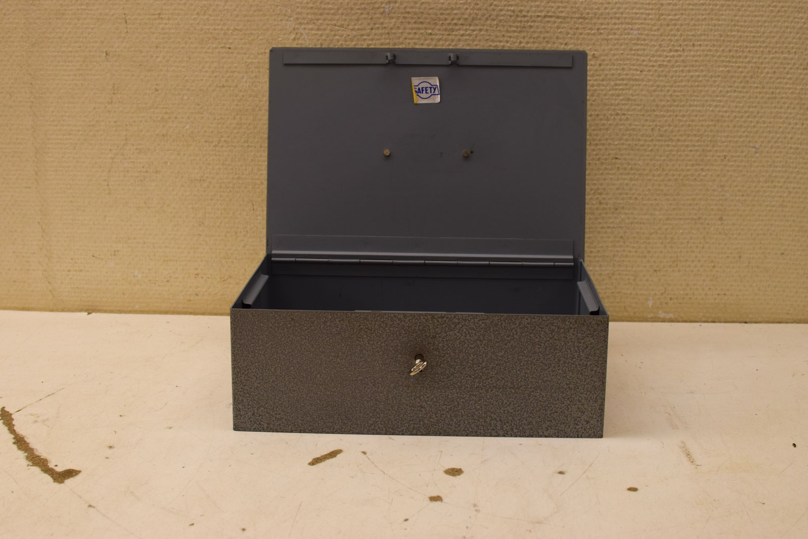 Alternative view of Safety metalen Geldkistje  49308