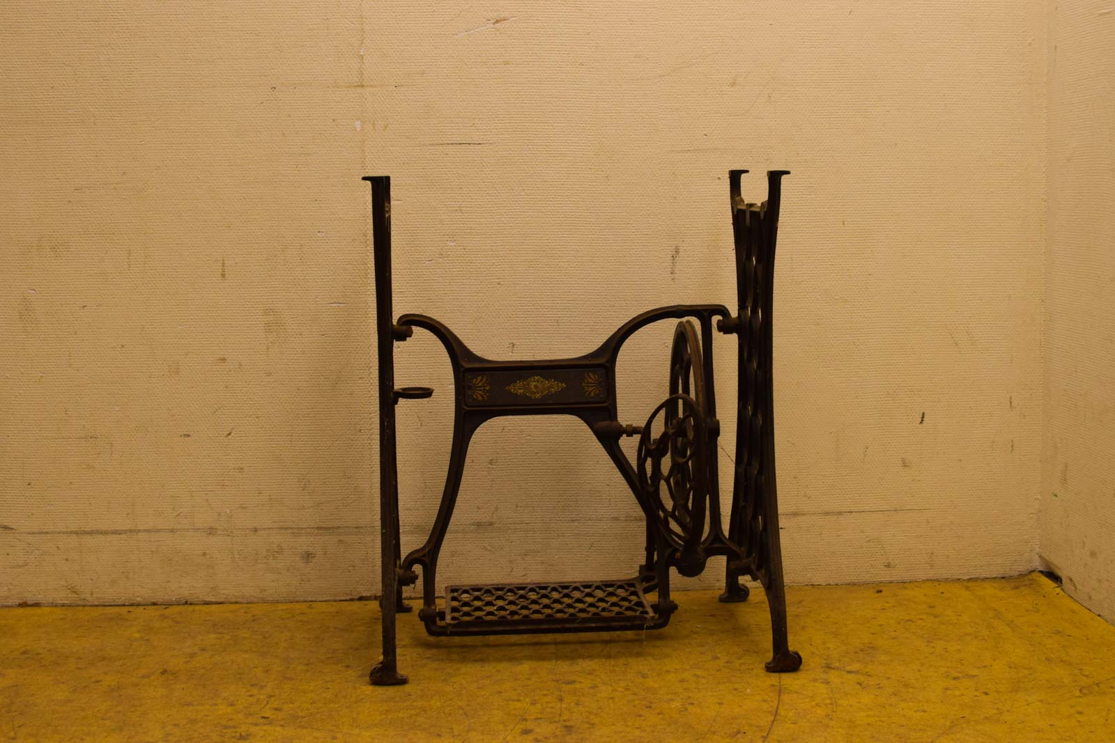 Gietijzeren onderstel van een Singer Naaimachine  49338