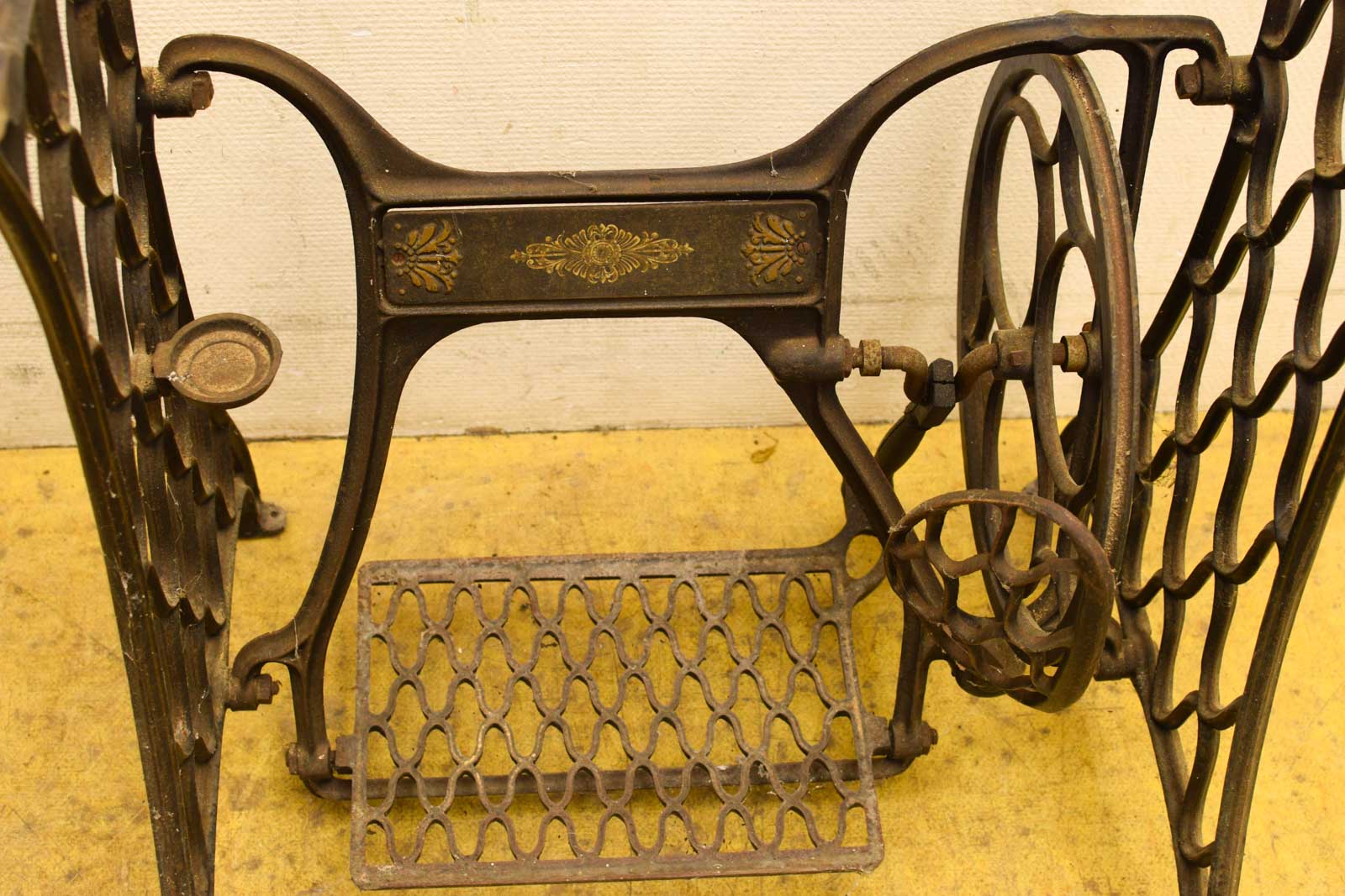 Alternative view of Gietijzeren onderstel van een Singer Naaimachine  49338