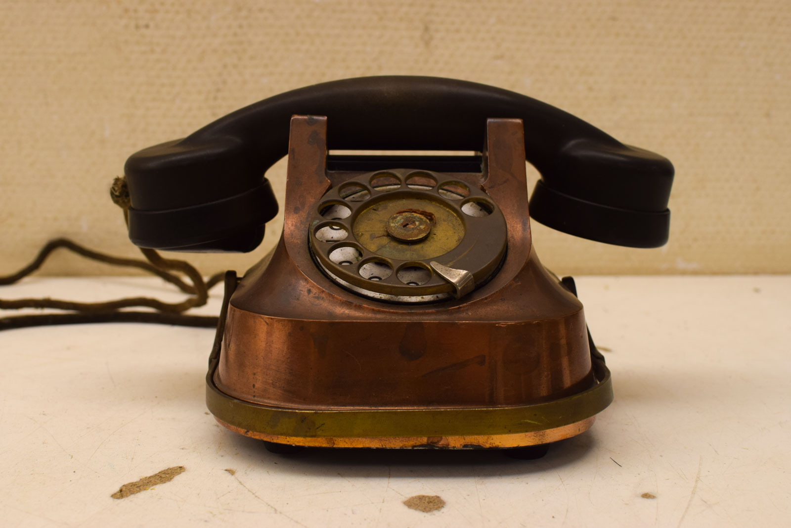 Vintage messing telefoon met draaischijf  49356