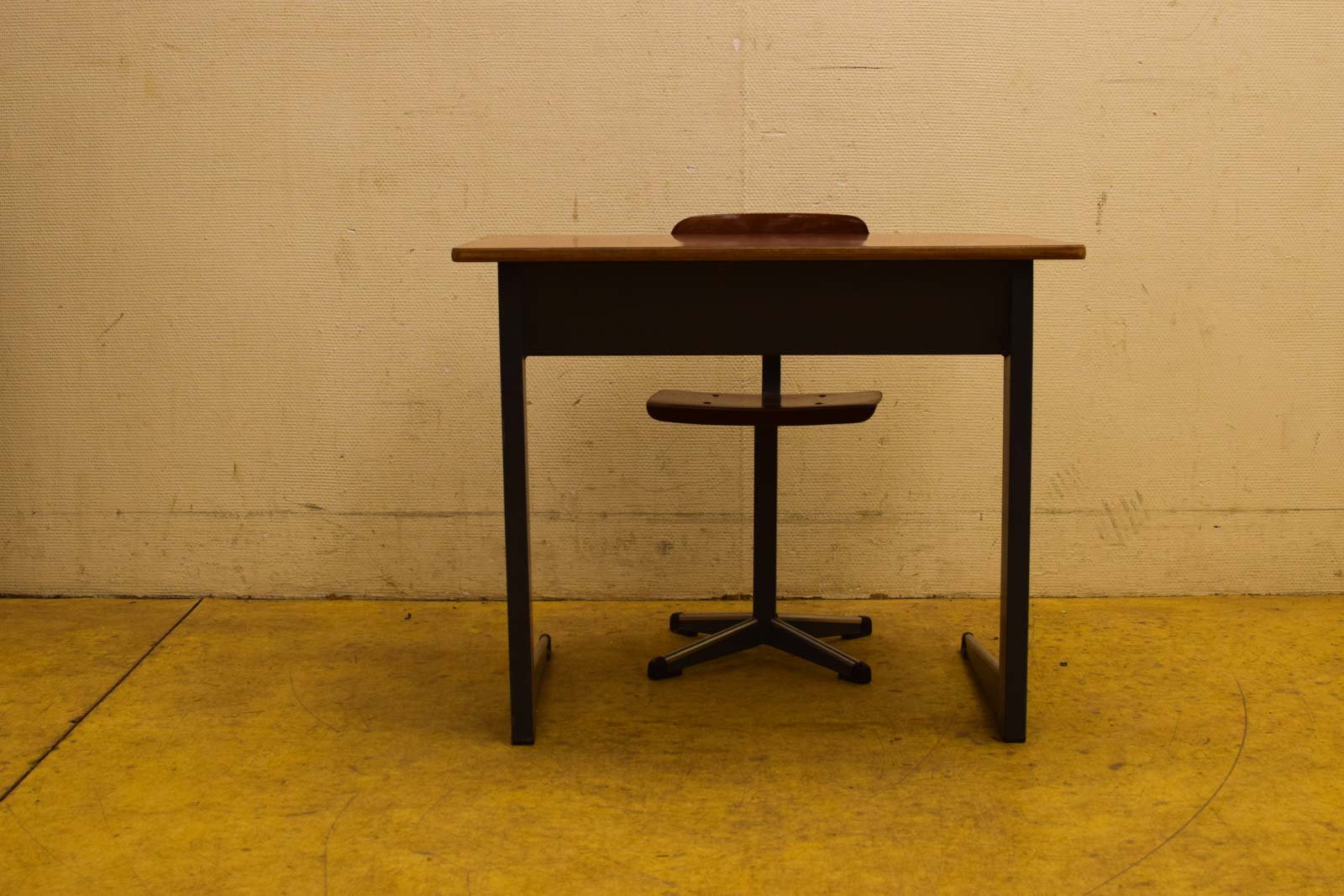 Vintage  schooltafel met stoeltje  49385