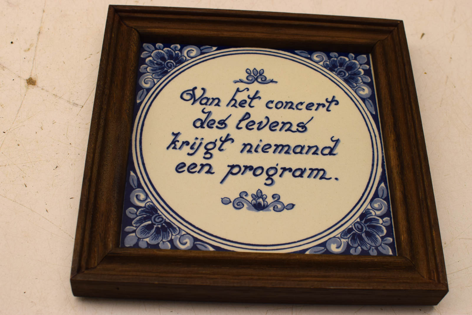 Alternative view of Wandtegel in houten lijstje 49393