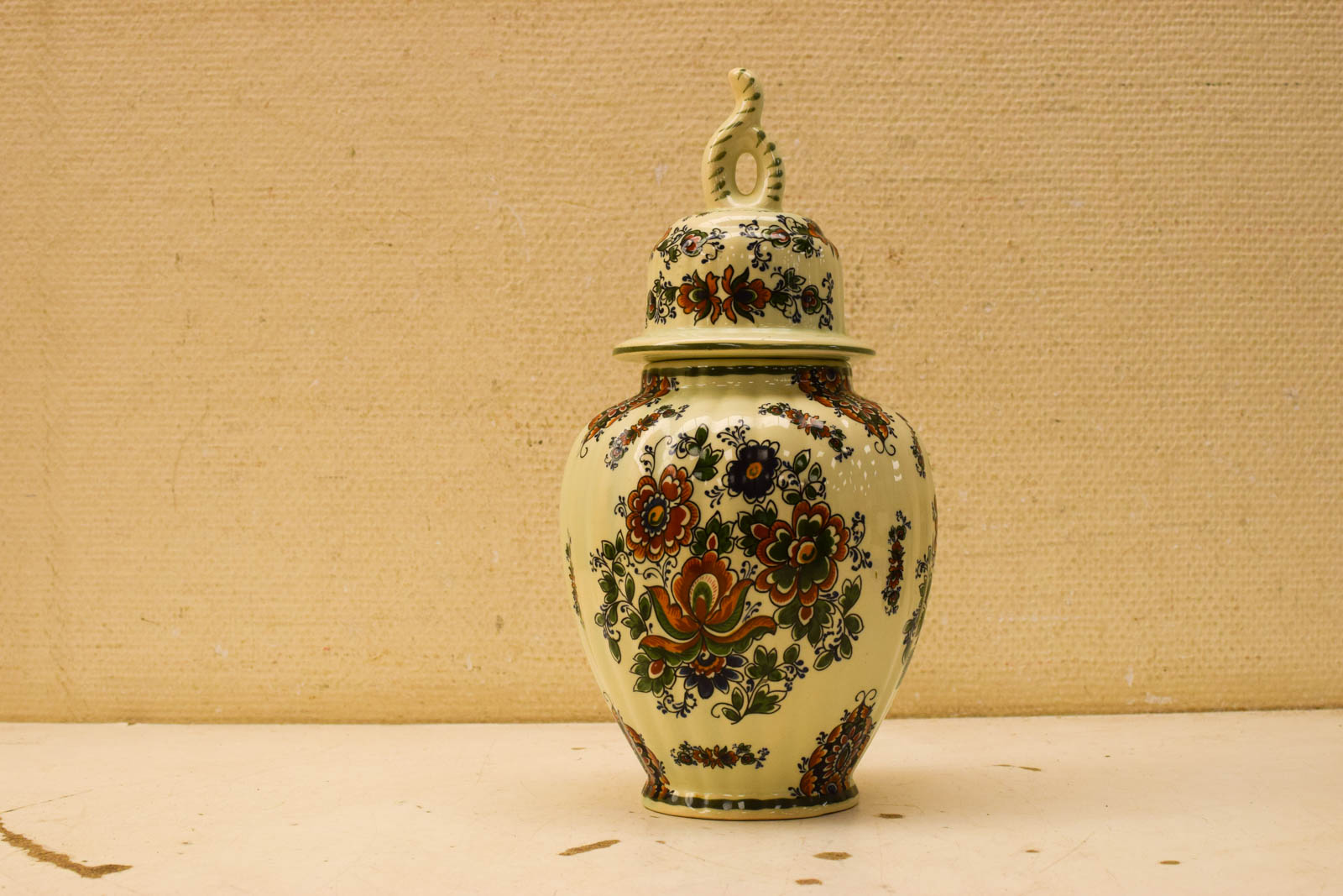 Porseleinen vaas met deksel  49441