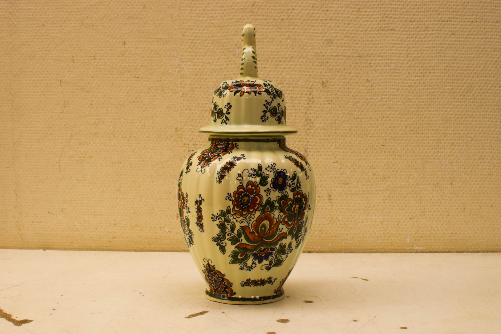 Alternative view of Porseleinen vaas met deksel  49441