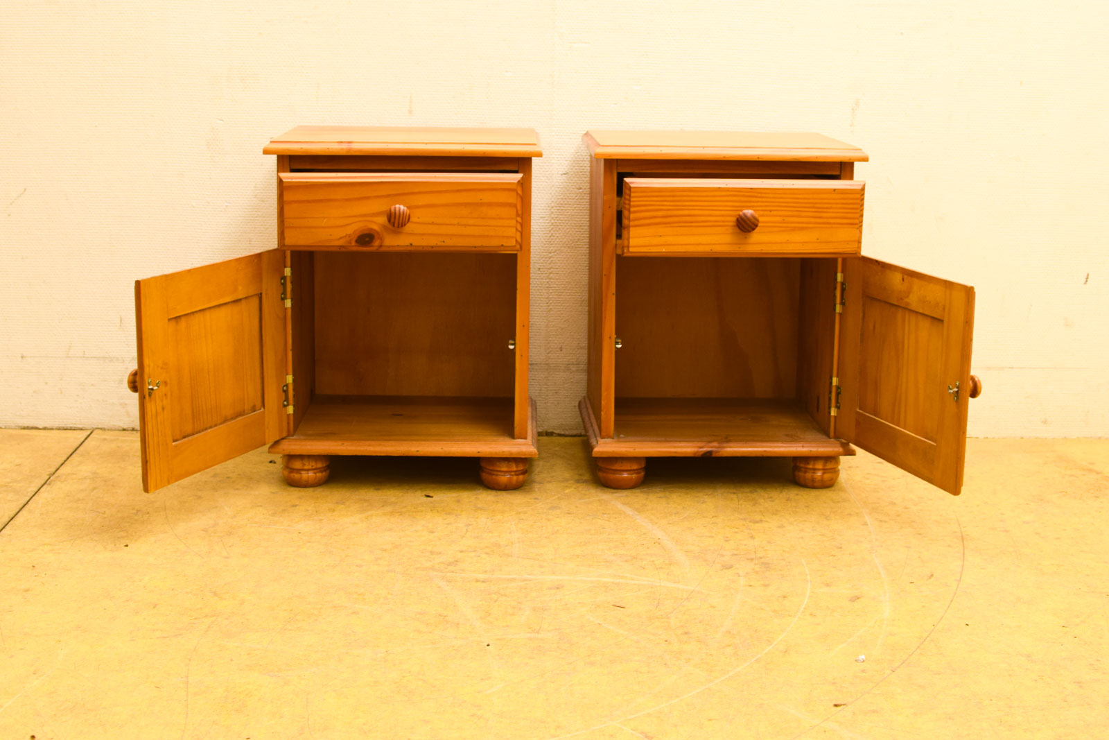 Alternative view of 2 stuks Grenen Nachtkastjes  49458