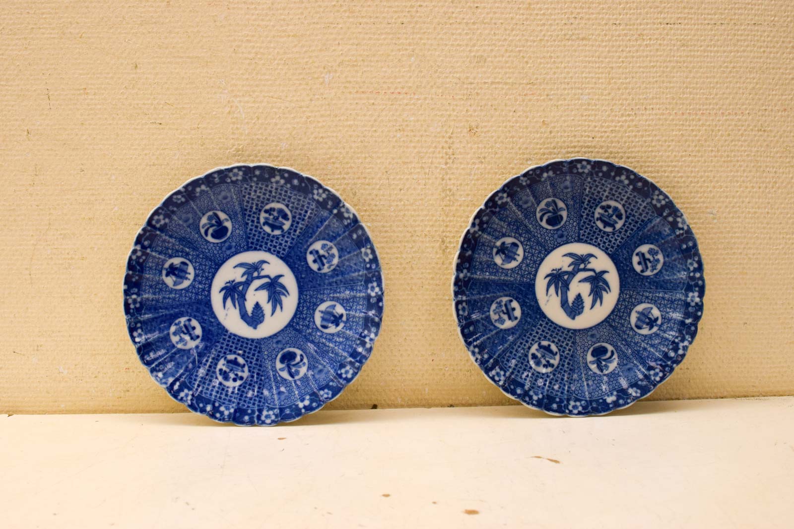 2 stuks porseleinen Wandborden  49461