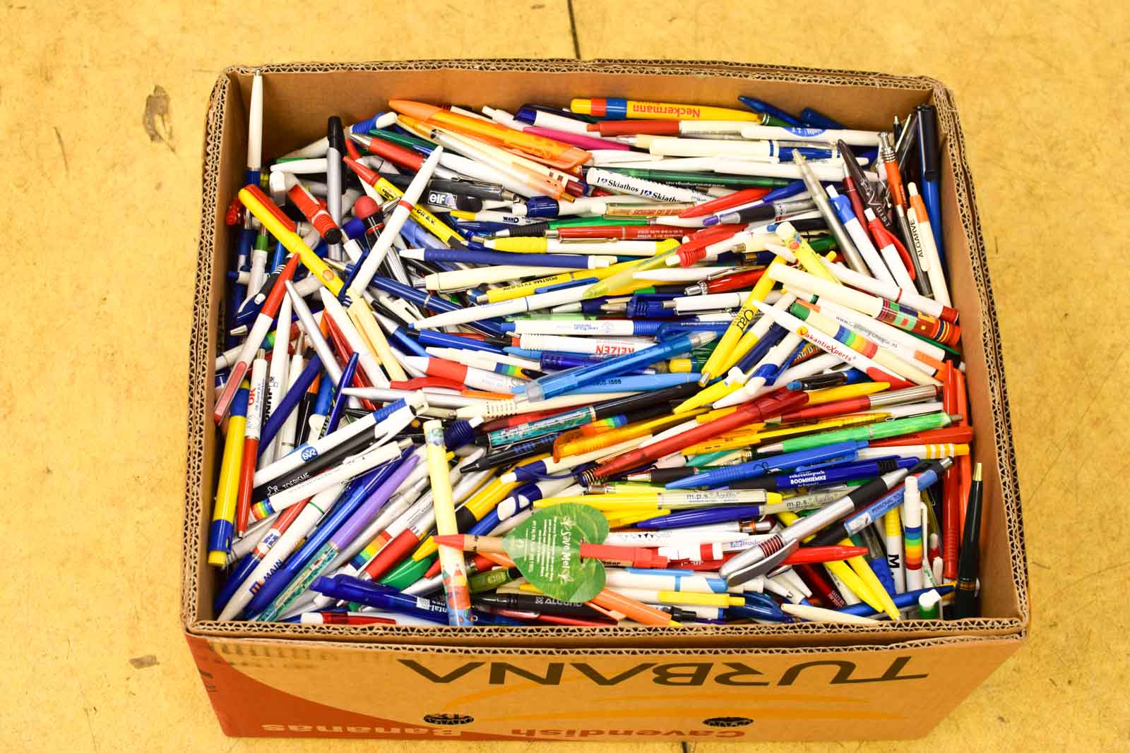 Bananendoos met pennen  49476