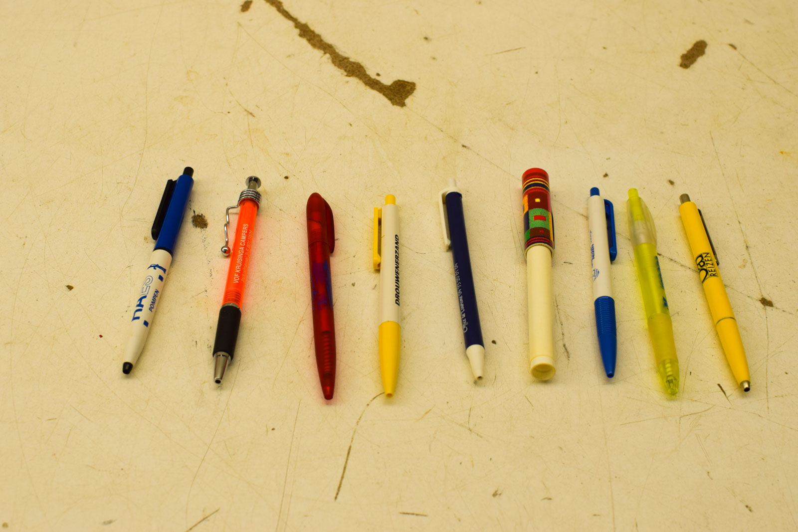 Alternative view of Bananendoos met pennen  49476