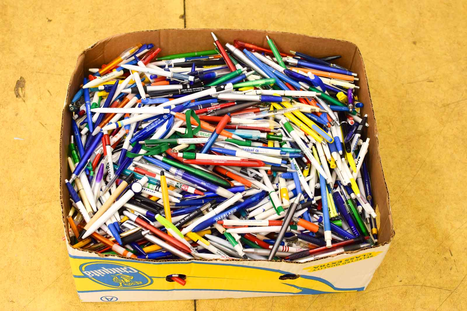 Bananendoos met pennen  49479