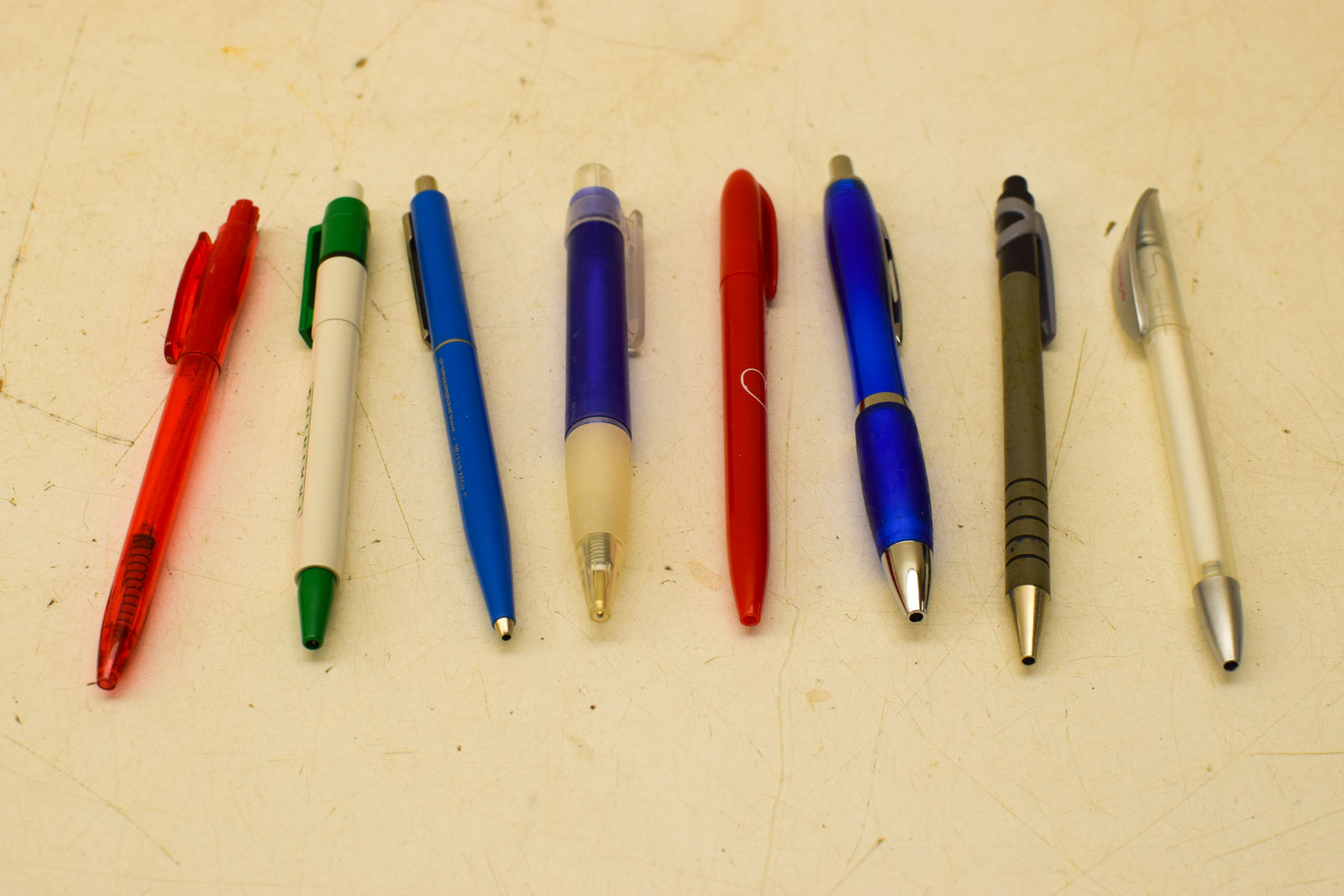 Alternative view of Bananendoos met pennen  49479