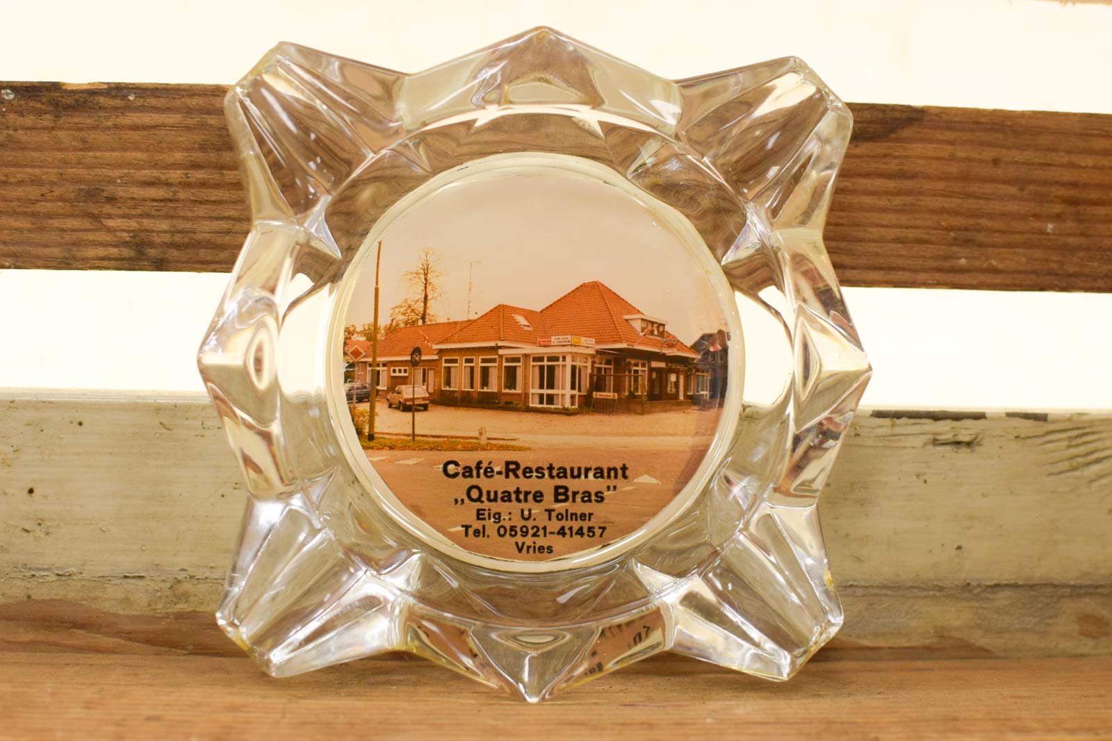 Alternative view of Glazen asbak met foto van een cafe  49481