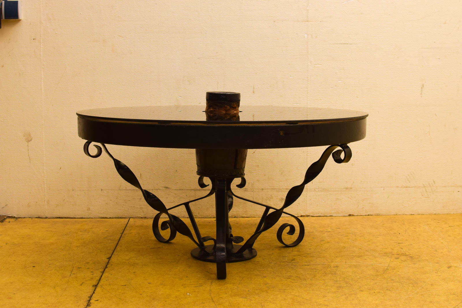 Salontafel in de vorm van een houten stuur voor een schip 49511