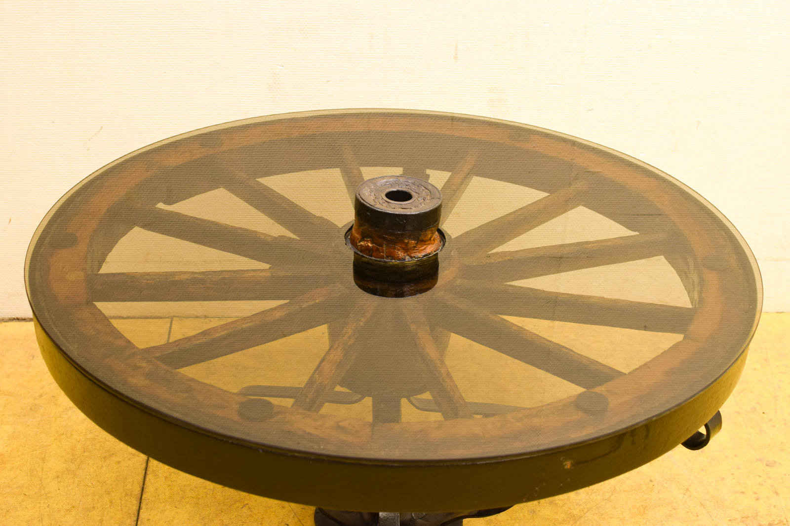 Alternative view of Salontafel in de vorm van een houten stuur voor een schip 49511