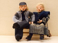 2 poppen opa en oma op een bankje 49521