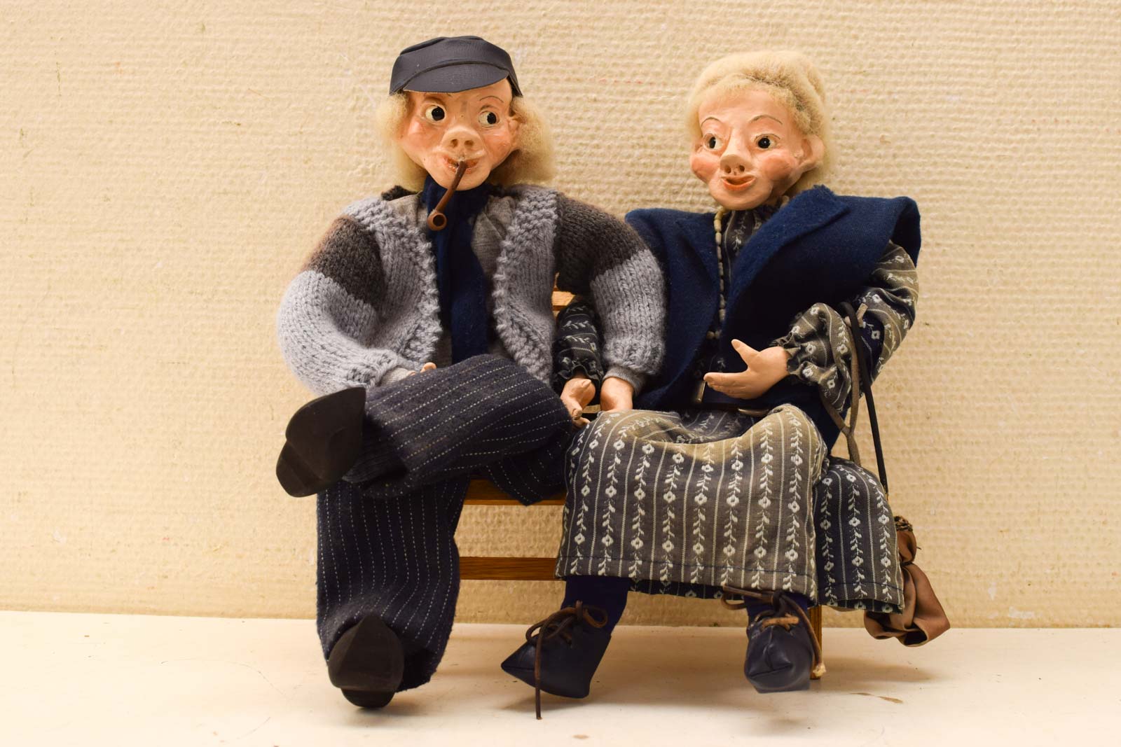 2  poppen opa en oma  op een bankje  49521