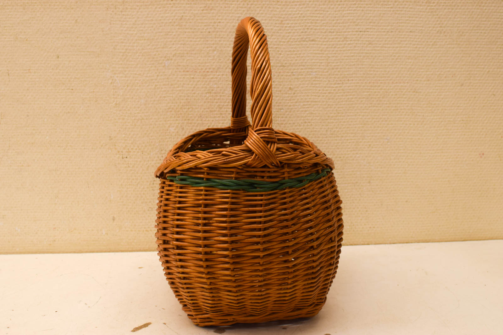 Alternative view of Vintage Rieten Mand met hengsel   49528