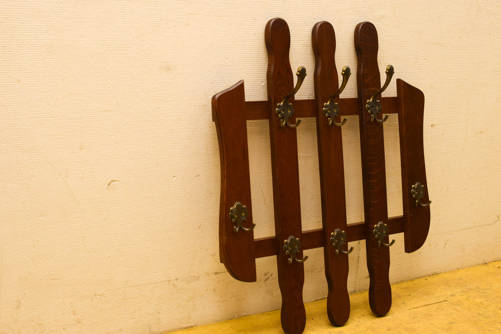 Alternative view of Houten Kapstok in de vorm van een hek  49533