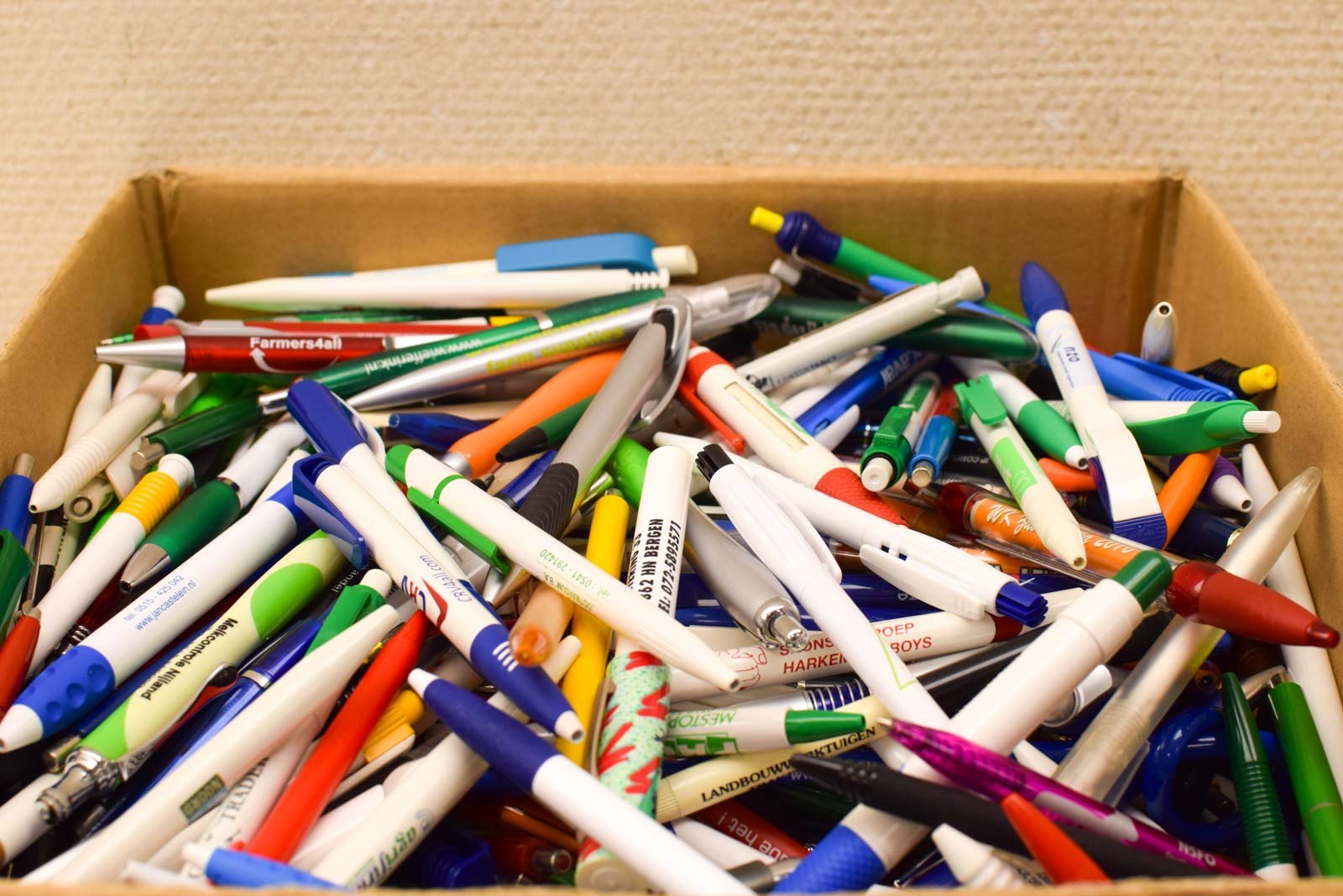 Alternative view of Doos met pennen  49537