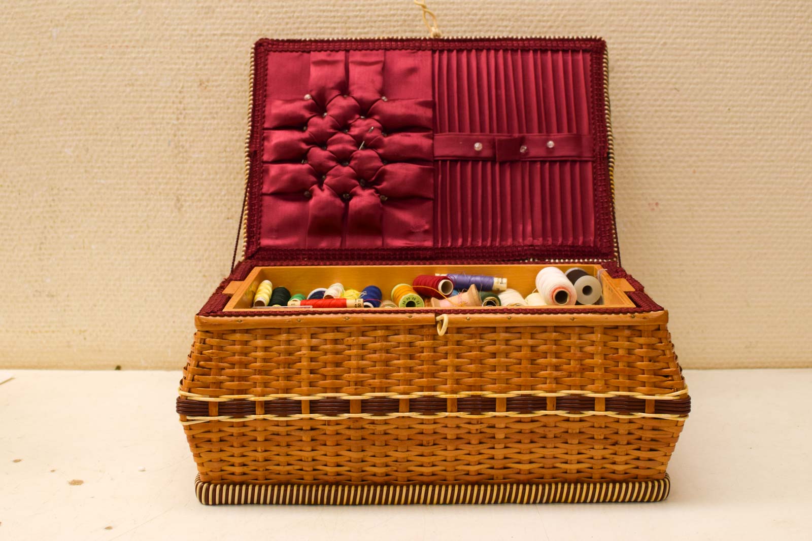 Alternative view of Naaimandje met inhoud 49541