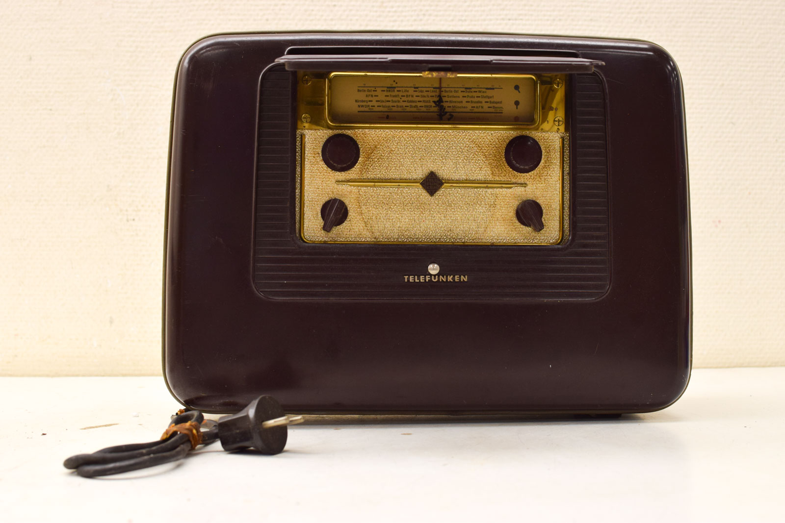 Alternative view of Telefunken radio in koffer  49542