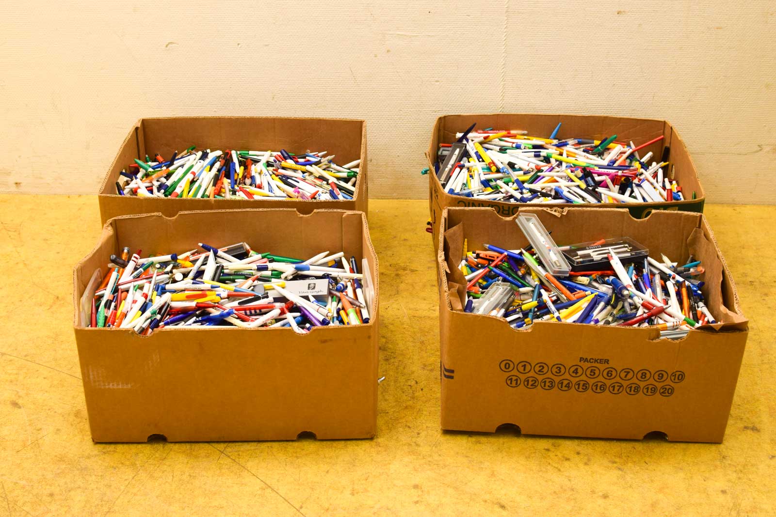 4 stuks Dozen met pennen 49555