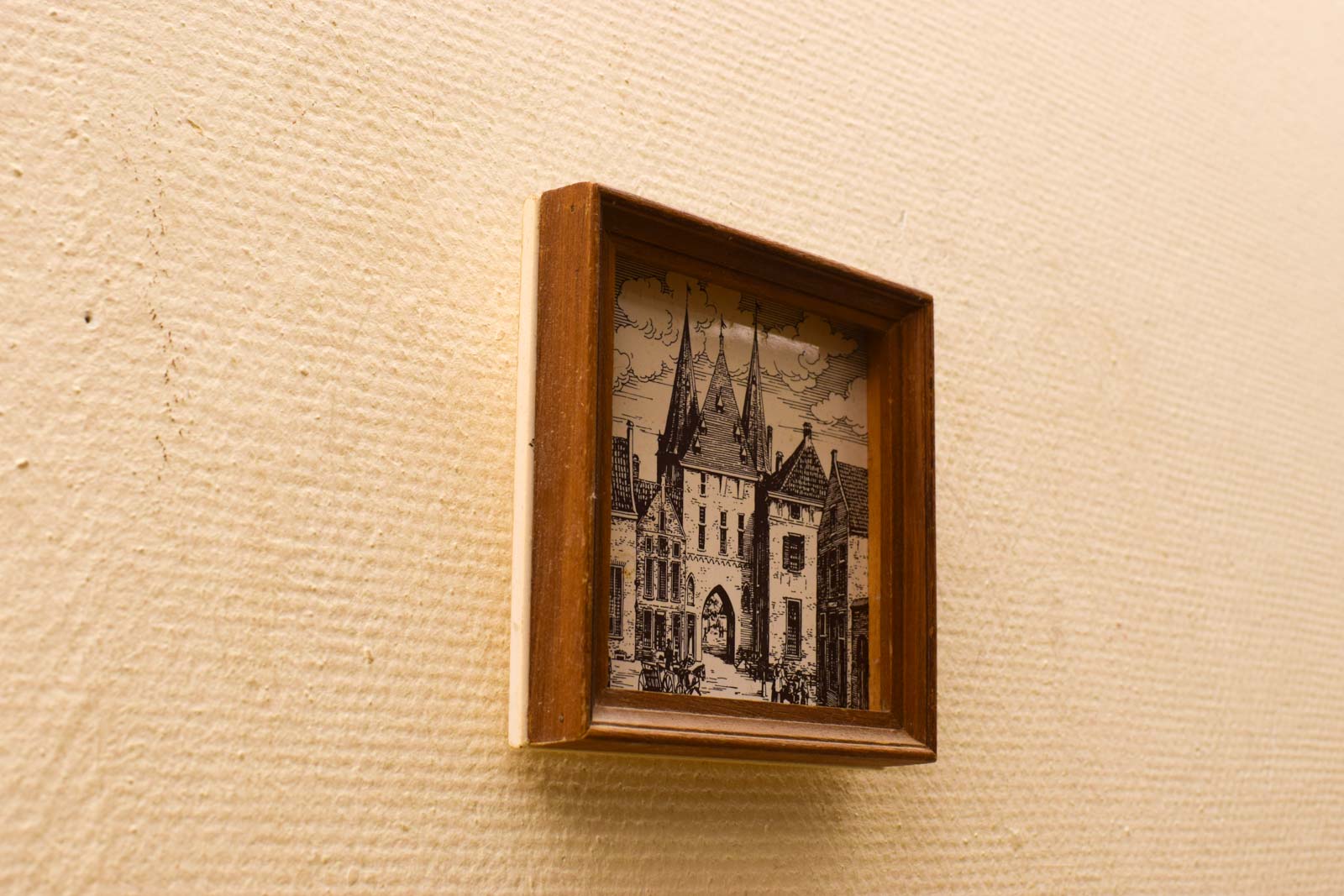 Alternative view of Wandtegel in houten lijstje  49561