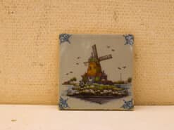Wandtegel met prent van een molen 49566