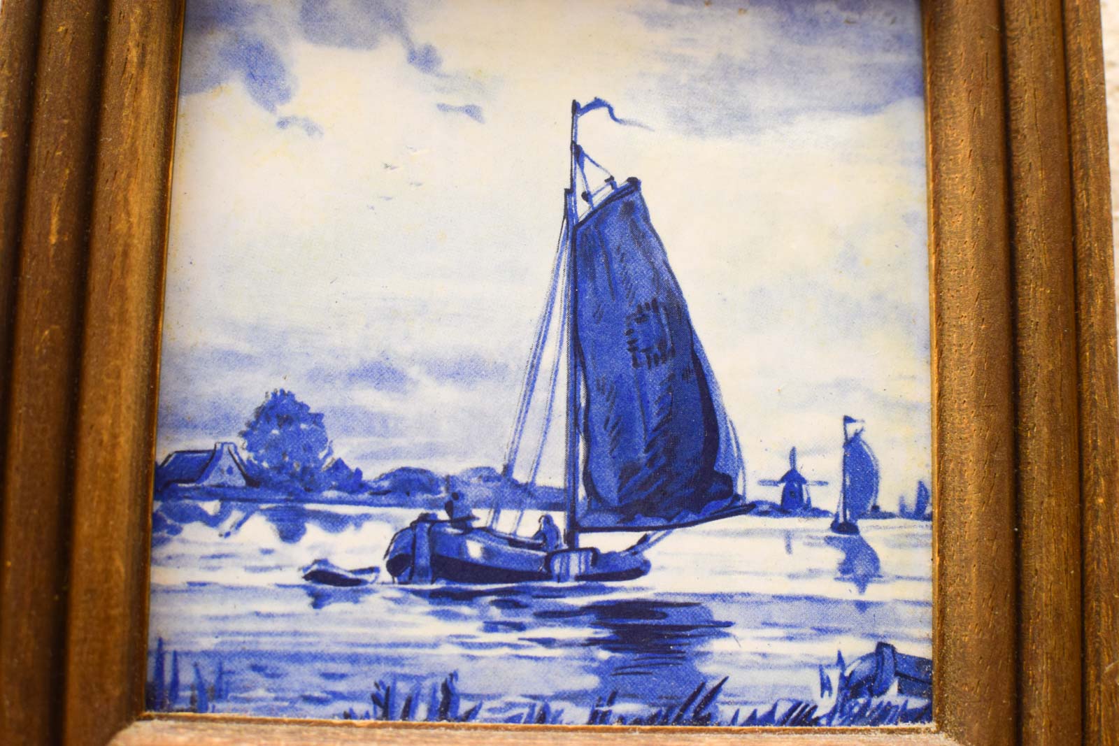 Alternative view of Wandtegel in houten lijstje  49584