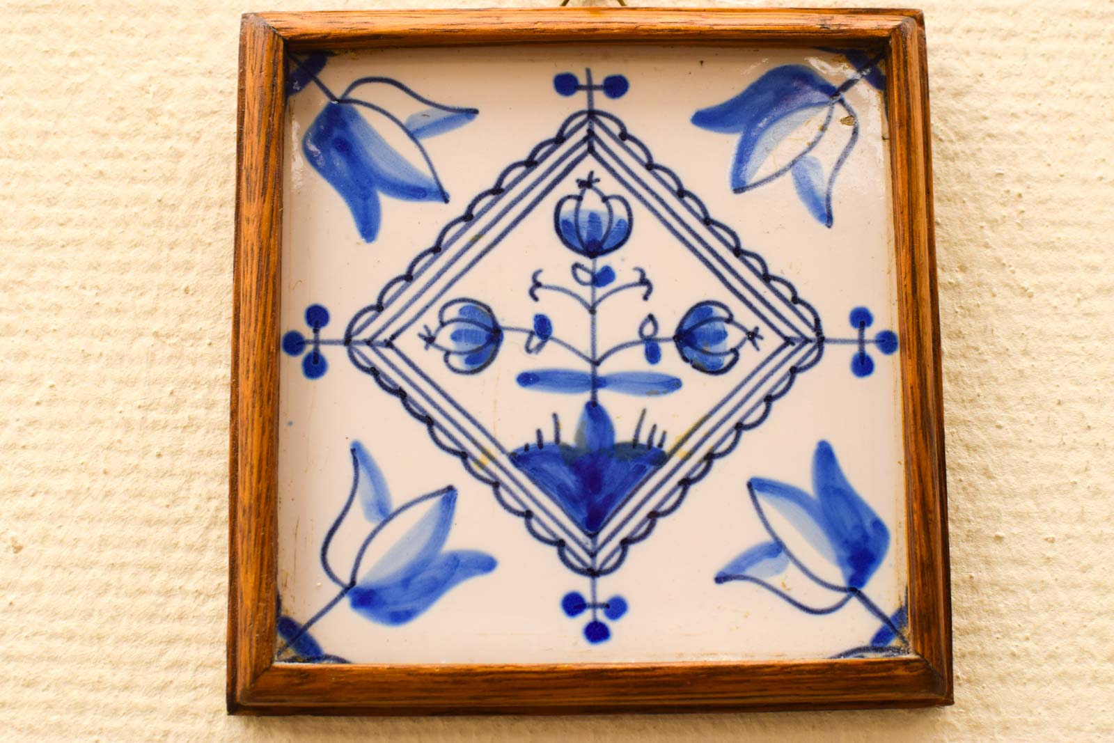 Alternative view of Wandtegel in houten lijstje  49589