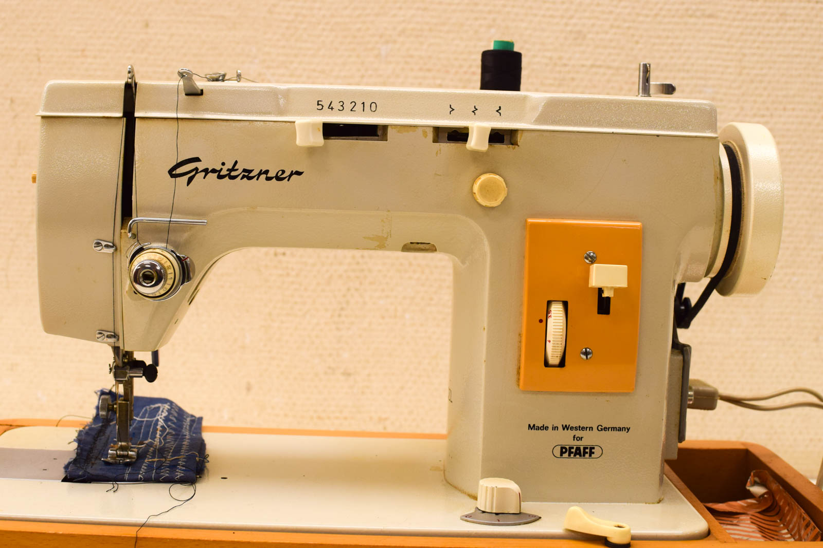 Alternative view of Gritzner Naaimachine  49601