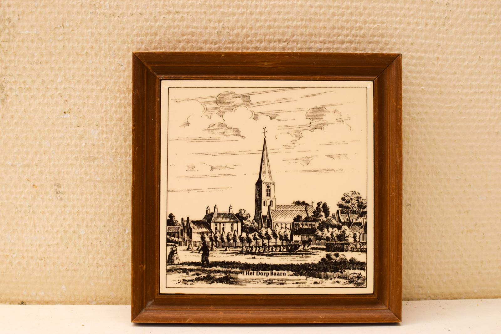 Wandtegel in houten lijstje prent van Het Dorp Baarn 49618