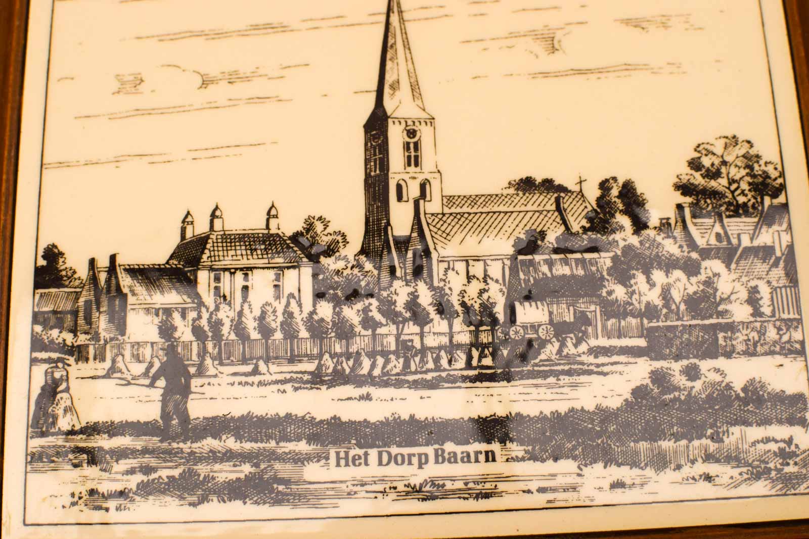 Alternative view of Wandtegel in houten lijstje  prent van Het Dorp Baarn  49618