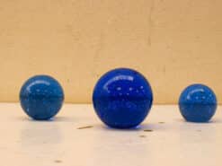 3 stuks Blauwe glazen bollen met luchtbellen 49621