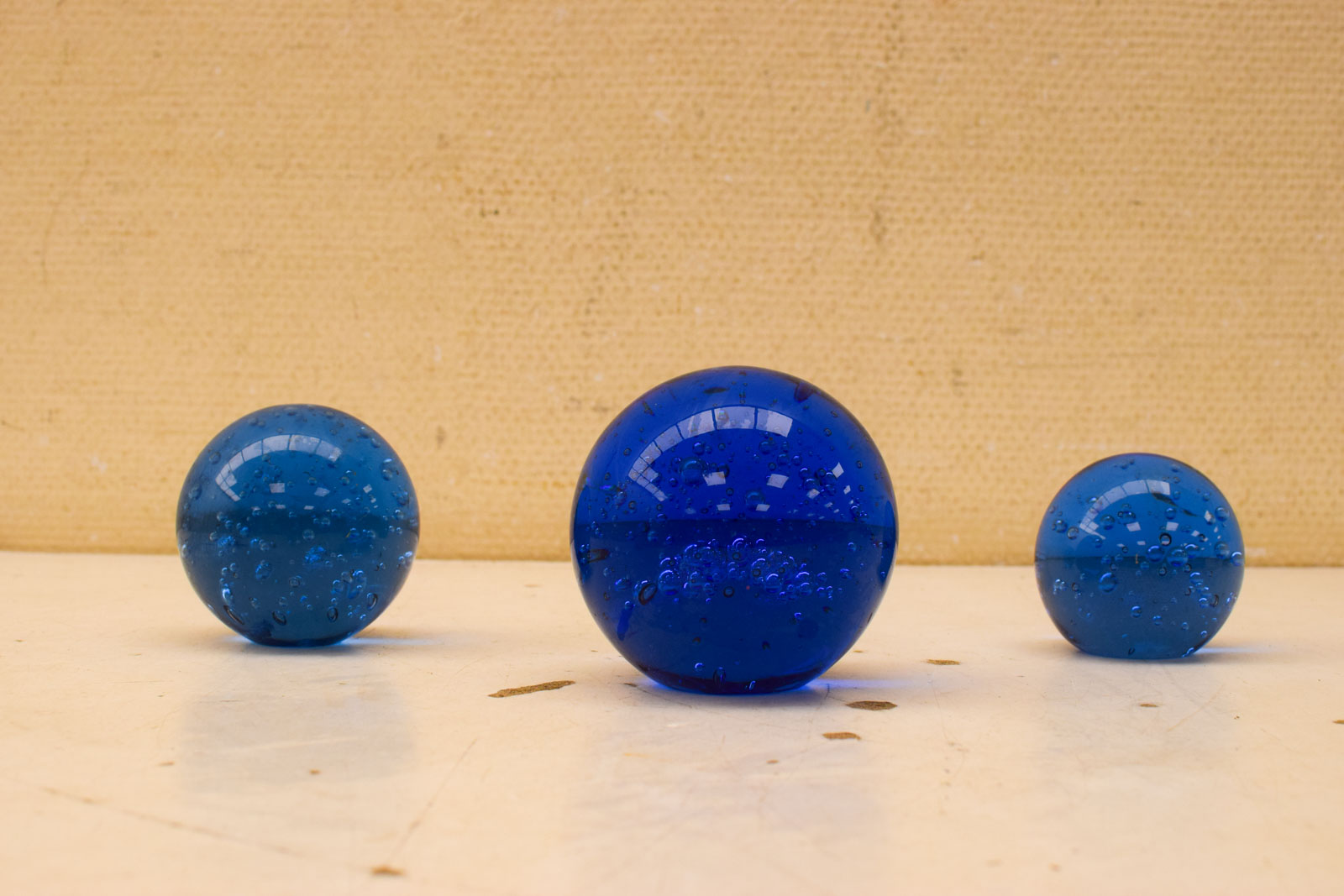3 stuks Blauwe glazen bollen met luchtbellen 49621