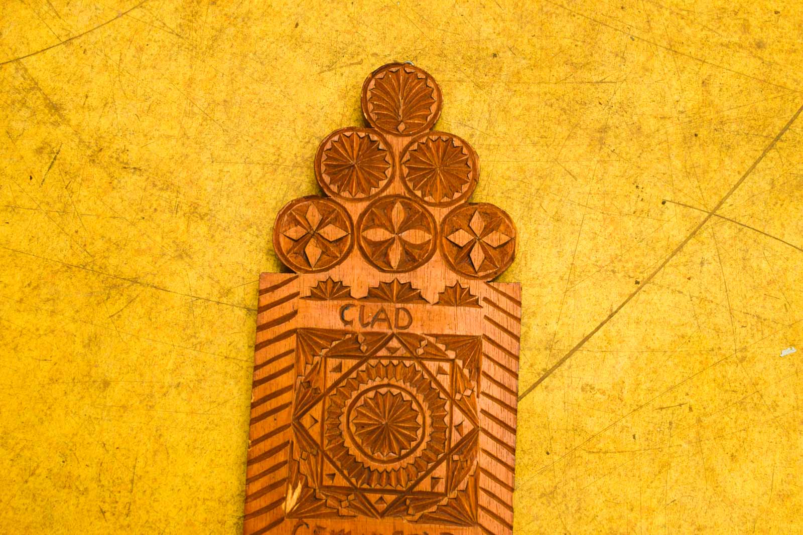 Alternative view of Houten Mangelplank met snijwerk en tekst  49625