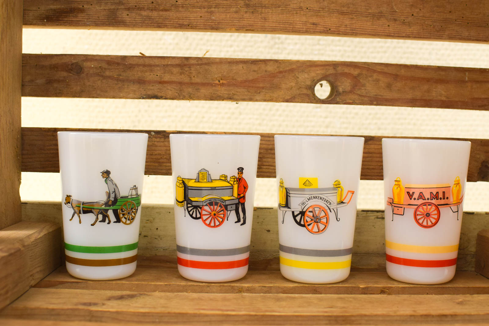 Alternative view of Vintage 4 stuks Melkglazen  49631