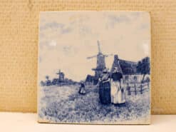 Wandtegel met prent van 2 dames in klederdracht bij een molen 49632