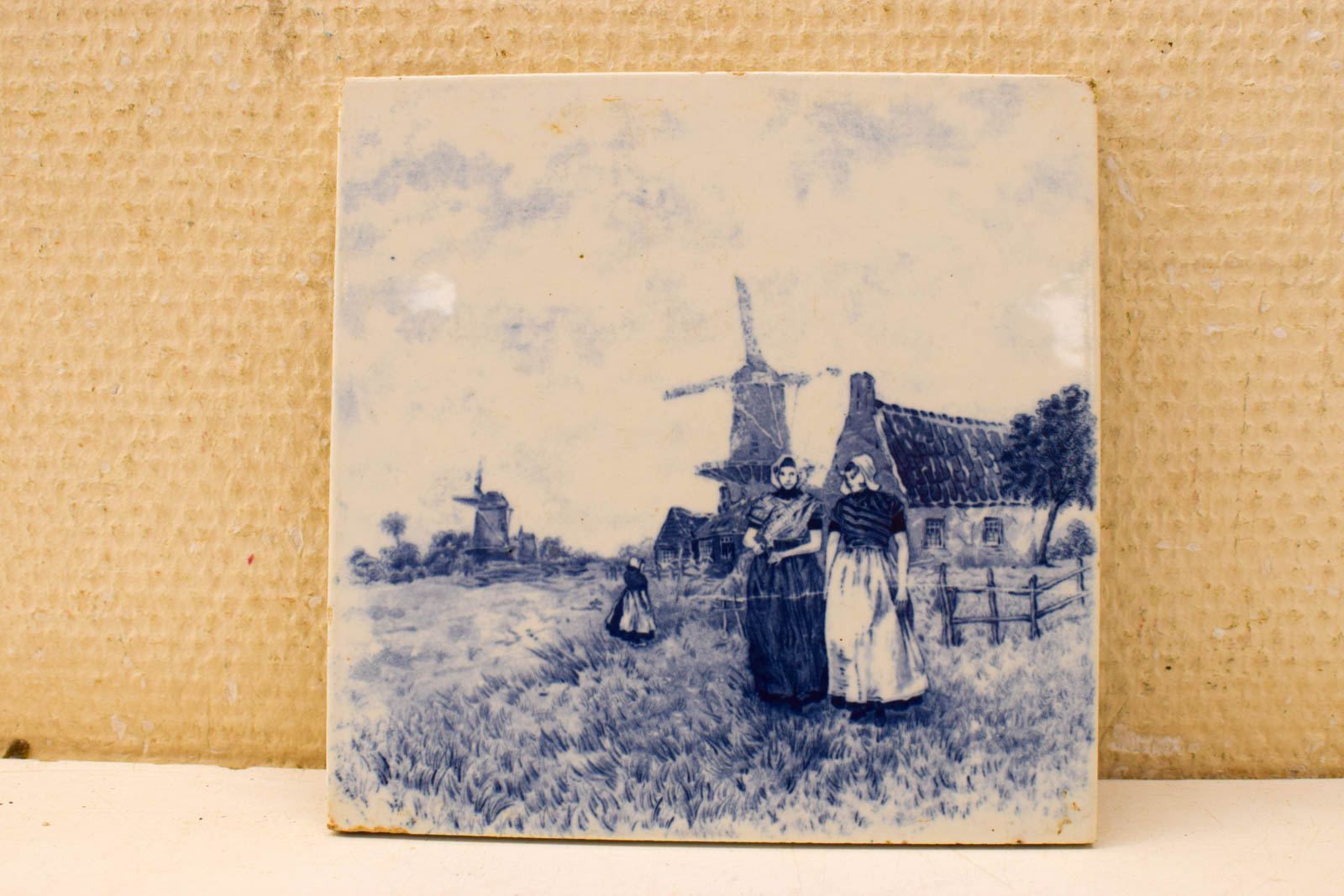 Wandtegel met prent van 2 dames in klederdracht bij een molen 49632