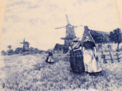 Alternative view of Wandtegel met prent van 2 dames in klederdracht bij een molen 49632