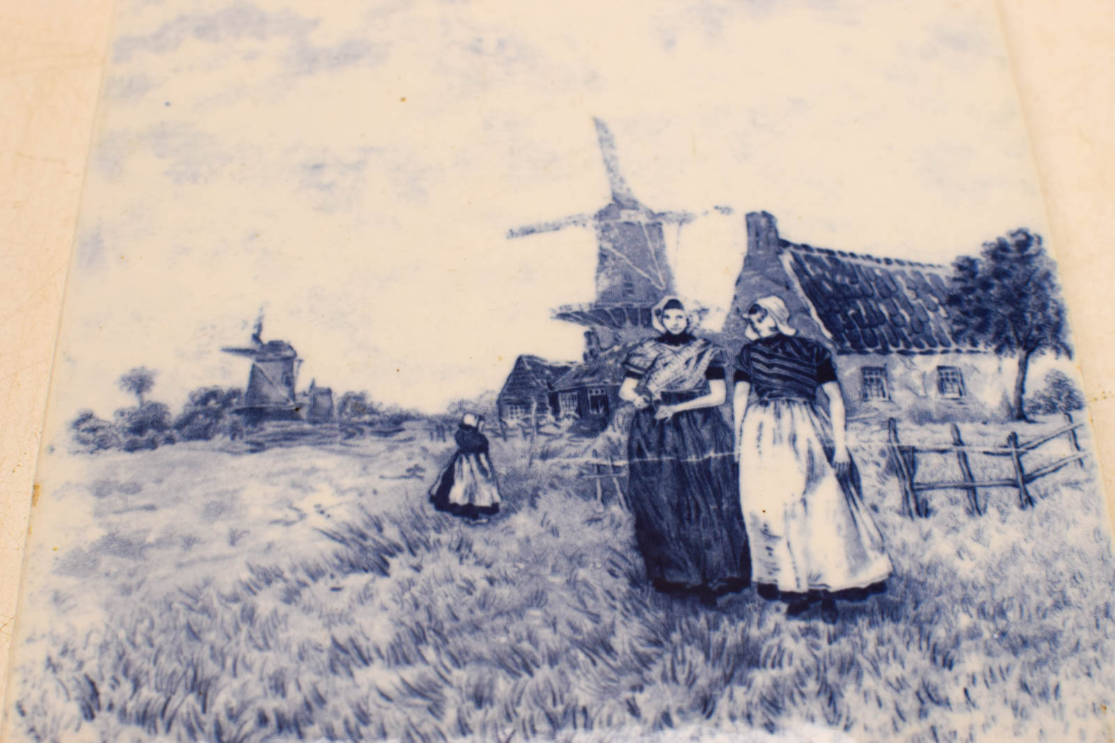 Alternative view of Wandtegel met prent van 2 dames in klederdracht bij een molen  49632