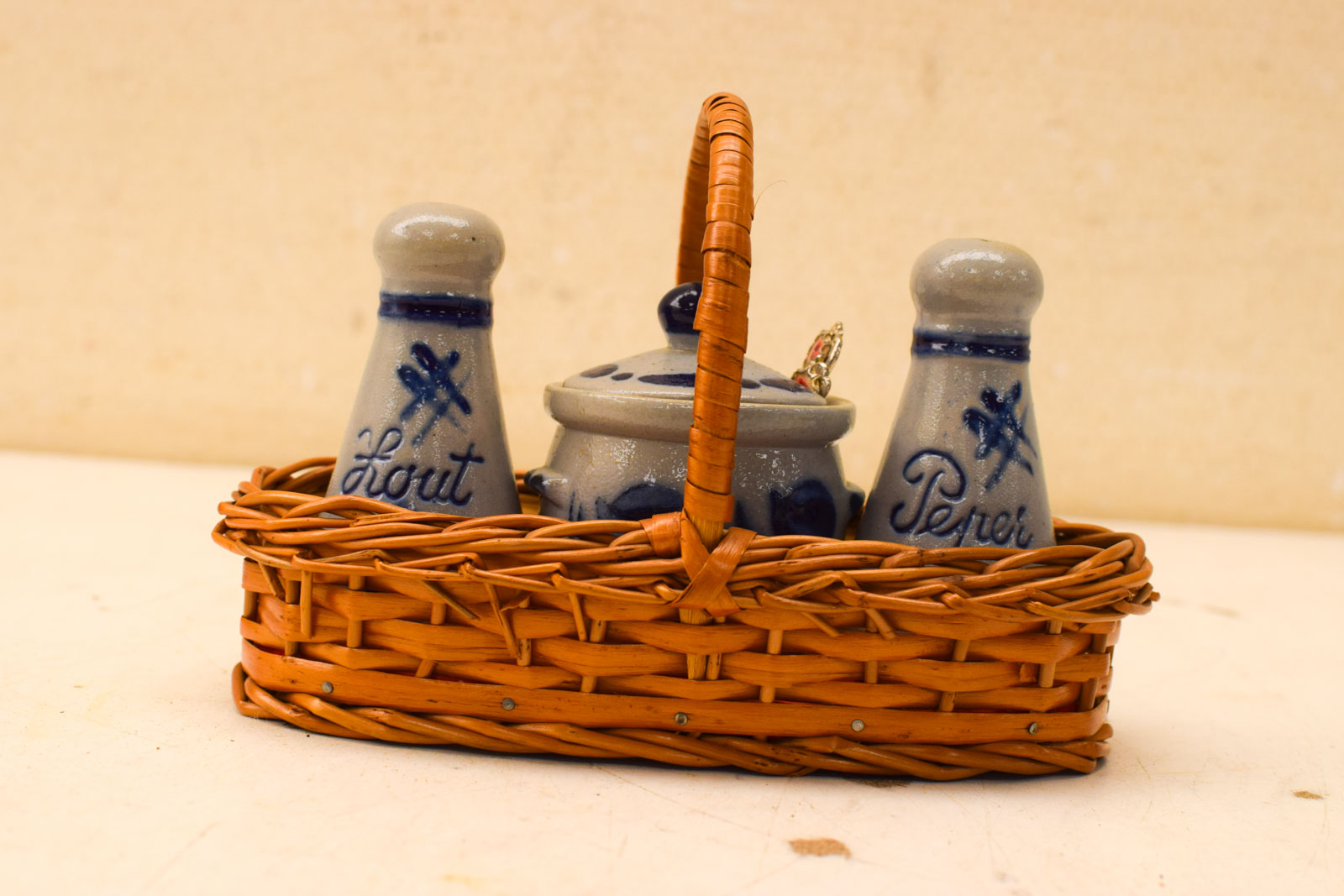 5 delige Vintage Peper en zout en suiker potje in een mandje 49635