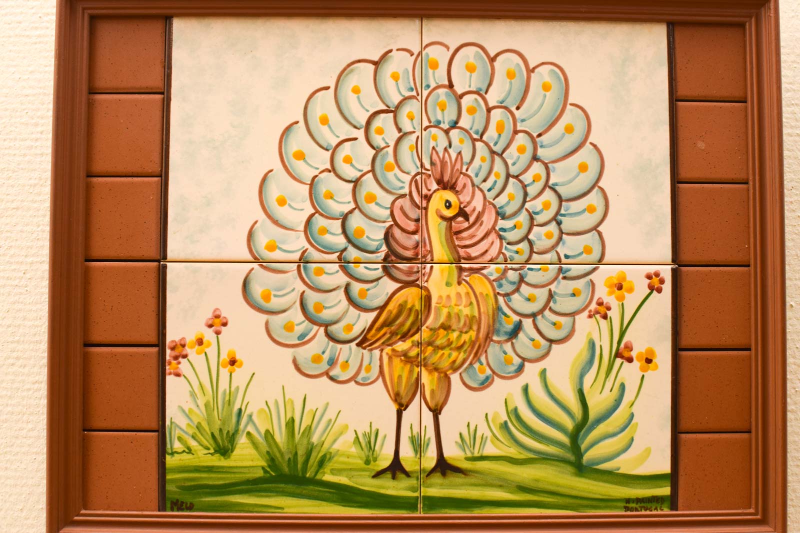 Alternative view of Tegelplateau ingelijst met prent van een struisvogel  49643