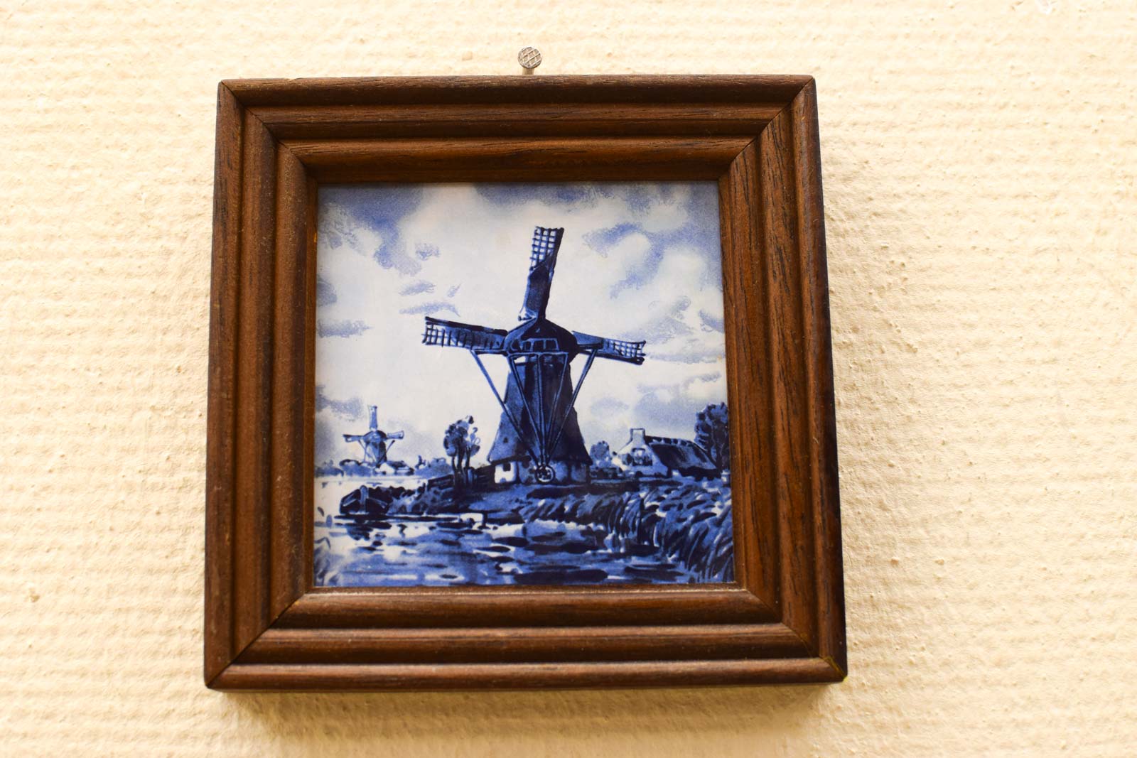 Wandtegel in houten lijstje met prent van een molen 49648