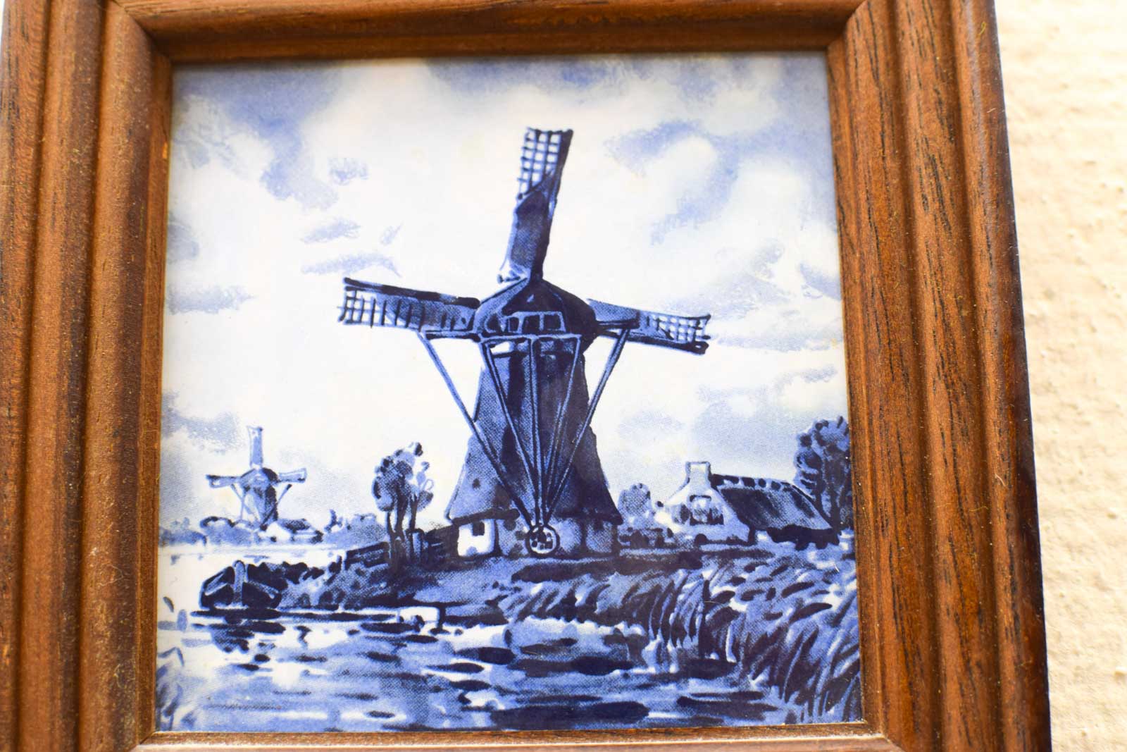 Alternative view of Wandtegel in houten lijstje met prent van een molen  49648