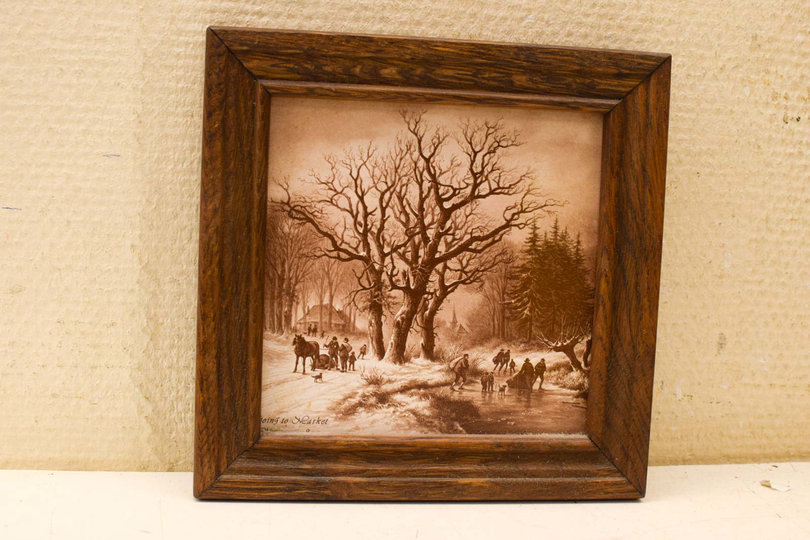 Wandtegel in Houten lijstje met prent van het winter buitenleven 49653