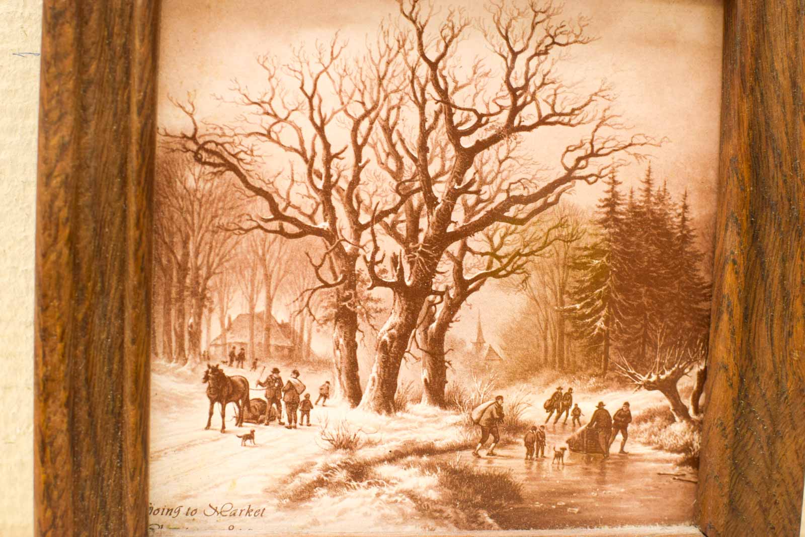 Alternative view of Wandtegel in Houten lijstje met prent van het winter buitenleven  49653