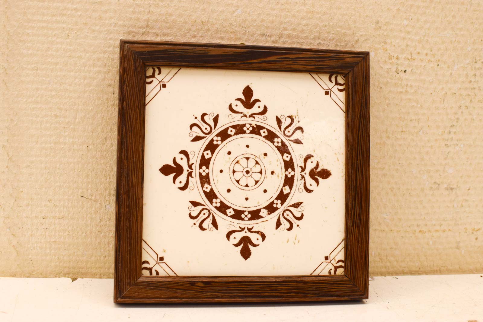 Wandtegel in een houten lijstje 49671